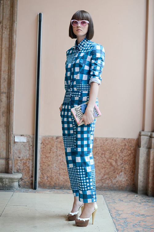 Chán chấm bi, hoa nhí, chị em nên tìm đến họa tiết kẻ ô - 1