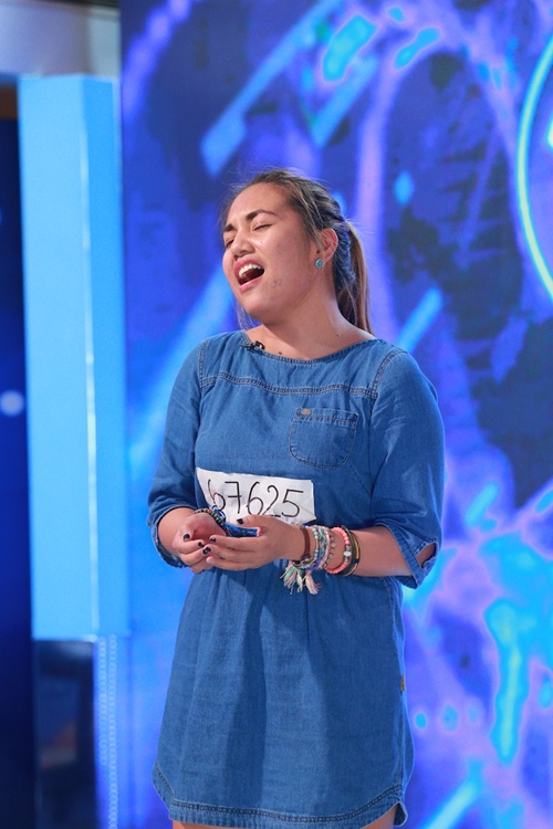 Cô quot;con dâu Việtquot; người Philippines bật khóc tại Vietnam Idol - 3