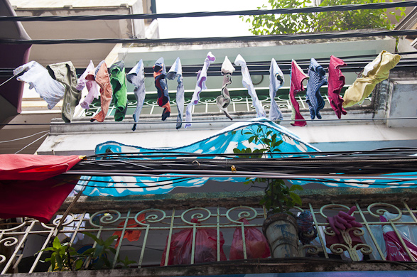 Nhiếp ảnh gia ngoại quot;chộpquot; cảnh dây phơi quần áo chằng chịt ở Việt Nam - 9