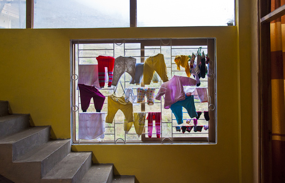 Nhiếp ảnh gia ngoại quot;chộpquot; cảnh dây phơi quần áo chằng chịt ở Việt Nam - 10