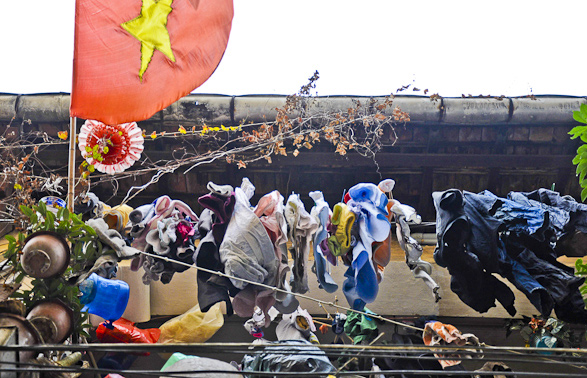 Nhiếp ảnh gia ngoại quot;chộpquot; cảnh dây phơi quần áo chằng chịt ở Việt Nam - 2