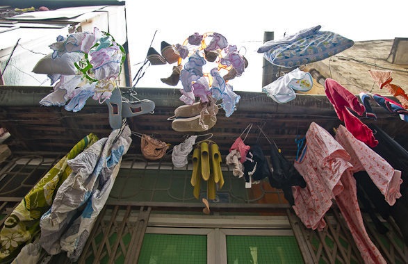 Nhiếp ảnh gia ngoại quot;chộpquot; cảnh dây phơi quần áo chằng chịt ở Việt Nam - 11