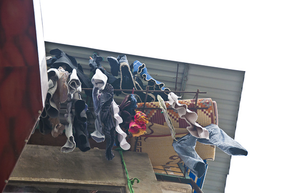 Nhiếp ảnh gia ngoại quot;chộpquot; cảnh dây phơi quần áo chằng chịt ở Việt Nam - 12