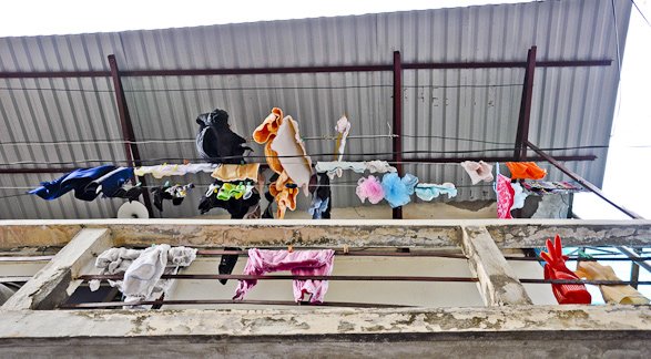 Nhiếp ảnh gia ngoại quot;chộpquot; cảnh dây phơi quần áo chằng chịt ở Việt Nam - 13