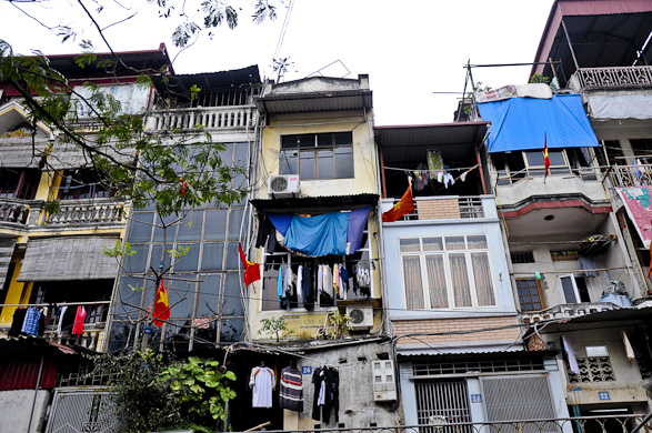 Nhiếp ảnh gia ngoại quot;chộpquot; cảnh dây phơi quần áo chằng chịt ở Việt Nam - 3