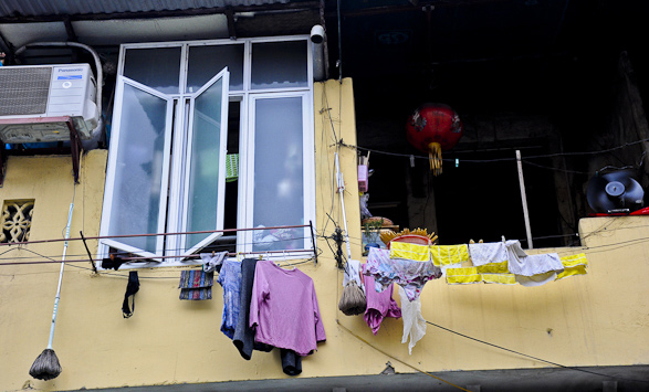 Nhiếp ảnh gia ngoại quot;chộpquot; cảnh dây phơi quần áo chằng chịt ở Việt Nam - 4