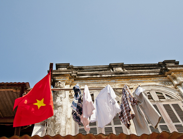 Nhiếp ảnh gia ngoại quot;chộpquot; cảnh dây phơi quần áo chằng chịt ở Việt Nam - 6