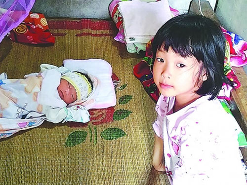 Em bé được mổ từ bụng mẹ bị TNGT giờ ra sao? - 1