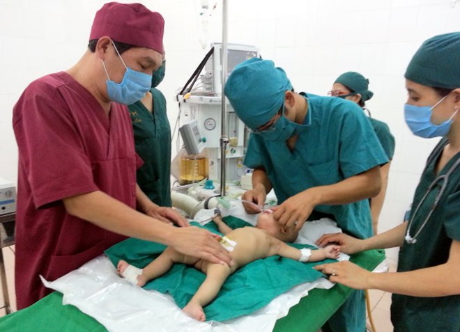 Giật mình: Bé gái mặc bỉm quá lâu gây dị tật bộ phận sinh dục - 1