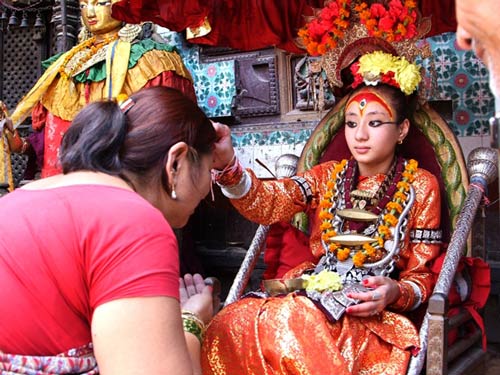 Cuộc đời kì lạ của những bé gái sinh ra đã làm nữ thần - 3
