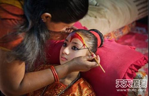 Cuộc đời kì lạ của những bé gái sinh ra đã làm nữ thần - 7