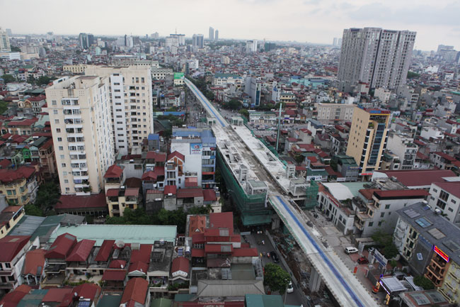 Nín thở chui qua quot;hầm tốiquot; dưới nhà ga đường sắt trên cao - 2