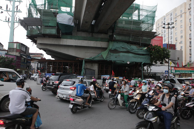 Nín thở chui qua quot;hầm tốiquot; dưới nhà ga đường sắt trên cao - 9
