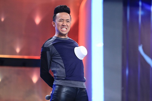 Người Bí Ẩn: Anh chàng hít tô vào bụng kéo xe chở 15 người - 2