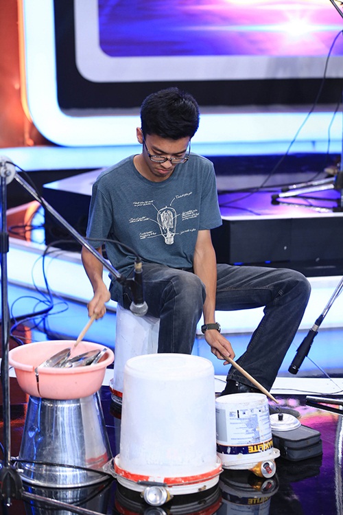 Người Bí Ẩn: Anh chàng hít tô vào bụng kéo xe chở 15 người - 6