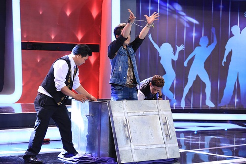 Người Bí Ẩn: Anh chàng hít tô vào bụng kéo xe chở 15 người - 7