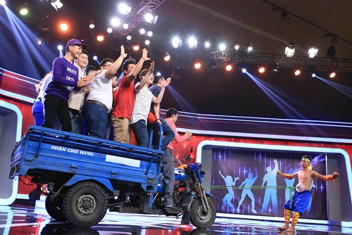 Người Bí Ẩn: Anh chàng hít tô vào bụng kéo xe chở 15 người - 4