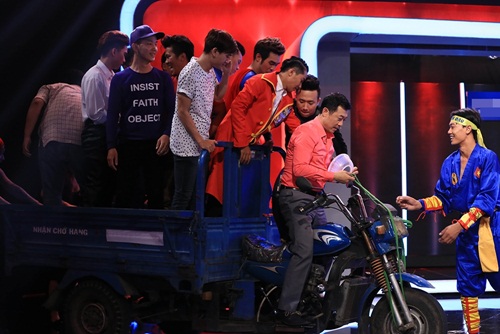 Người Bí Ẩn: Anh chàng hít tô vào bụng kéo xe chở 15 người - 3