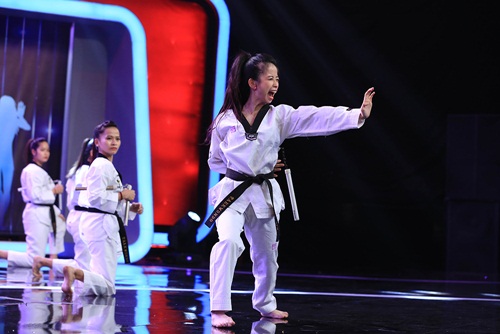 Người Bí Ẩn: Anh chàng hít tô vào bụng kéo xe chở 15 người - 11