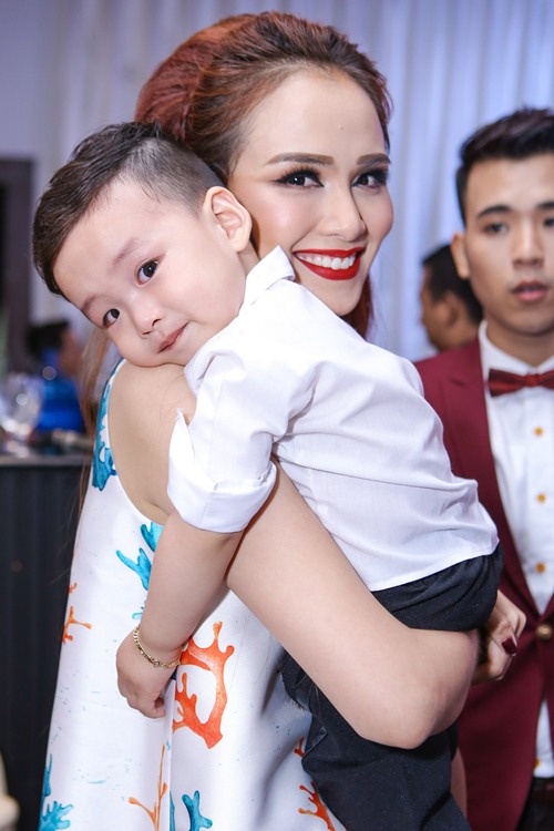 Con trai Diễm Hương ngoan ngoãn khi đi sự kiện cùng mẹ - 2