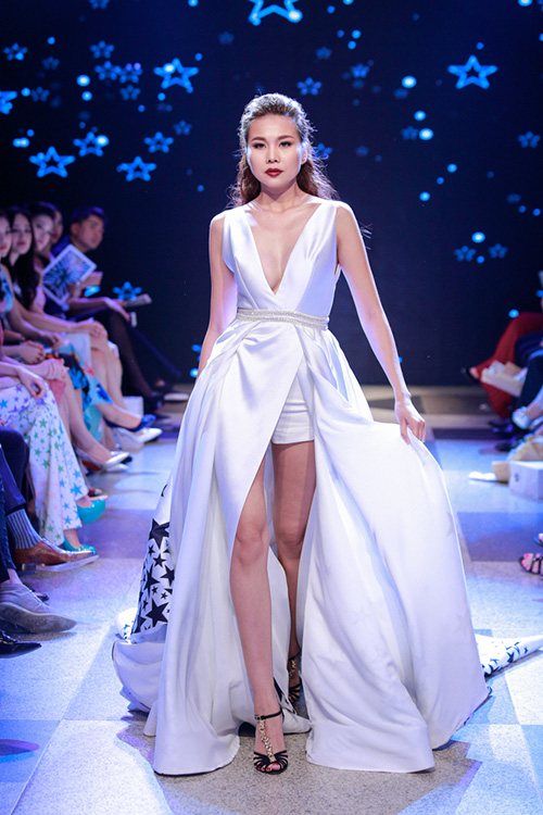 Diễm Hương đưa con trai lên sàn diễn của Adrian Anh Tuấn - 19