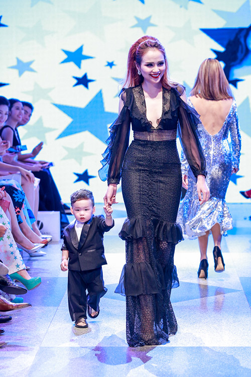 Diễm Hương đưa con trai lên sàn diễn của Adrian Anh Tuấn - 1