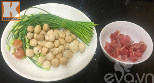 Thịt bò xào bông hẹ, nấm rơm ngon cơm - 1