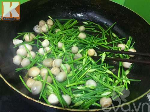 Thịt bò xào bông hẹ, nấm rơm ngon cơm - 5
