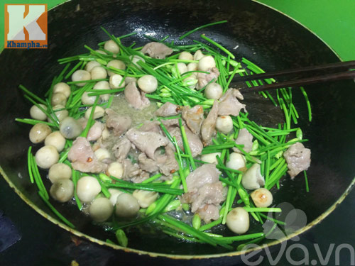 Thịt bò xào bông hẹ, nấm rơm ngon cơm - 6