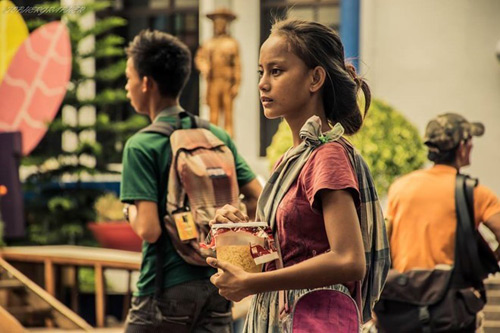 Cô bé ăn xin bỗng dưng nổi tiếng vì xinh như mẫu - 2
