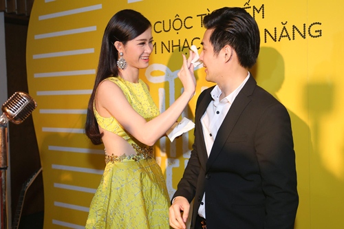 Đông Nhi tay trong tay cùng Ông Cao Thắng tại sự kiện - 7