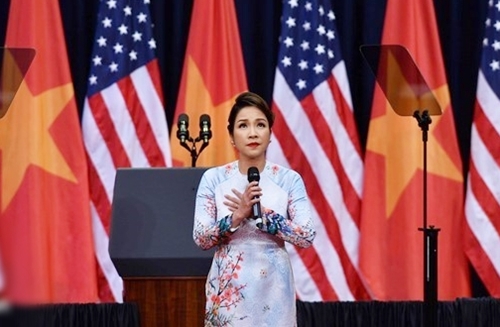 Hồng Nhung buồn vì Mỹ Linh bị quot;vùi dậpquot; vụ hát Quốc ca - 1