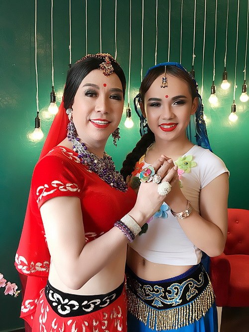 Long Nhật khoe quot;eo thon, ngực khủngquot; khi giả gái Ấn Độ - 6