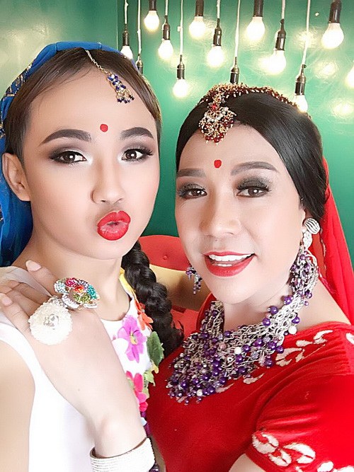 Long Nhật khoe quot;eo thon, ngực khủngquot; khi giả gái Ấn Độ - 8
