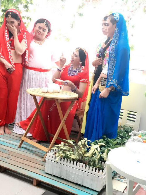 Long Nhật khoe quot;eo thon, ngực khủngquot; khi giả gái Ấn Độ - 11
