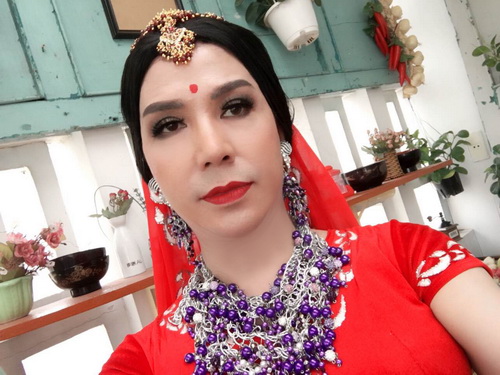 Long Nhật khoe quot;eo thon, ngực khủngquot; khi giả gái Ấn Độ - 2