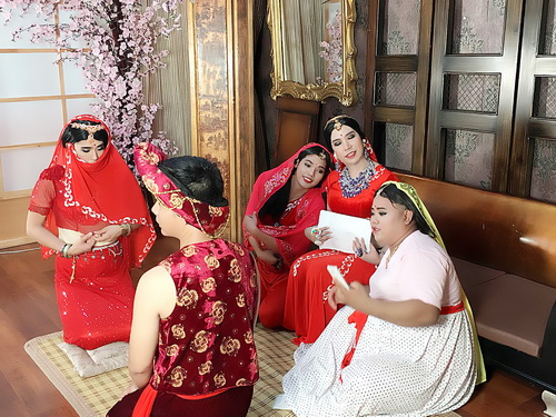 Long Nhật khoe quot;eo thon, ngực khủngquot; khi giả gái Ấn Độ - 12