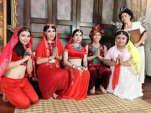 Long Nhật khoe quot;eo thon, ngực khủngquot; khi giả gái Ấn Độ - 13
