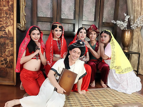Long Nhật khoe quot;eo thon, ngực khủngquot; khi giả gái Ấn Độ - 14