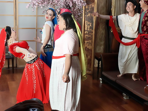 Long Nhật khoe quot;eo thon, ngực khủngquot; khi giả gái Ấn Độ - 15
