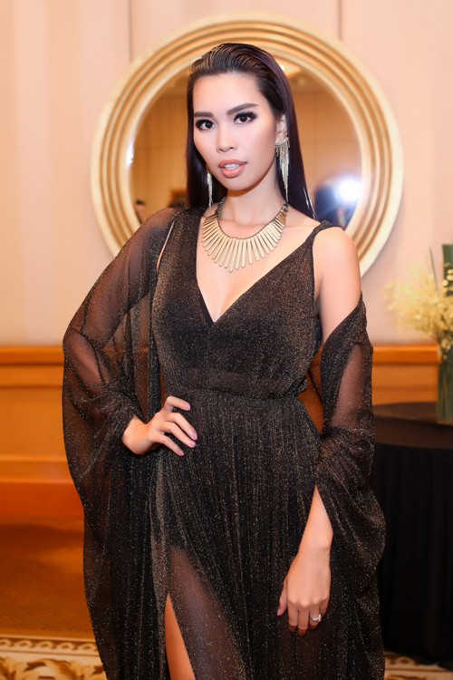 Siêu mẫu Hà Anh tình tứ hôn chồng sắp cưới tại sự kiện - 2