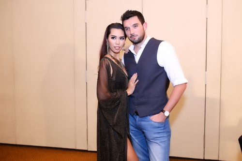 Siêu mẫu Hà Anh tình tứ hôn chồng sắp cưới tại sự kiện - 3