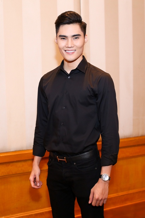 Siêu mẫu Hà Anh tình tứ hôn chồng sắp cưới tại sự kiện - 6