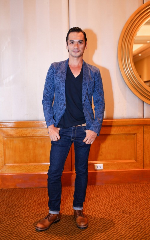 Siêu mẫu Hà Anh tình tứ hôn chồng sắp cưới tại sự kiện - 7