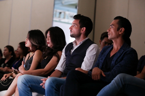 Siêu mẫu Hà Anh tình tứ hôn chồng sắp cưới tại sự kiện - 9