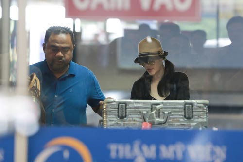 Thu Phương bất ngờ khi được fan nhí đón tại sân bay - 1