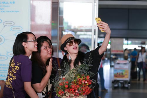 Thu Phương bất ngờ khi được fan nhí đón tại sân bay - 5