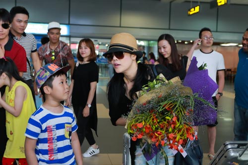 Thu Phương bất ngờ khi được fan nhí đón tại sân bay - 9