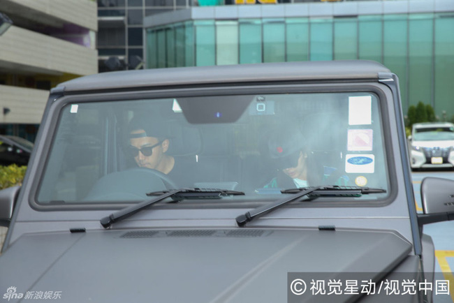 Lưu Khải Uy đến sân bay đón Dương Mịch xóa tin đồn ly hôn - 7