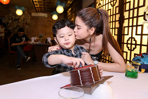 Con trai Trương Quỳnh Anh hôn má con gái Xuân Lan - 3